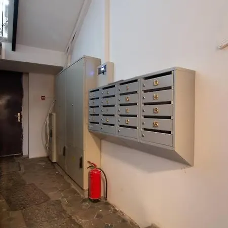 Hot Ernestines Iela 7-7 Enjoy The Feel Of And History!