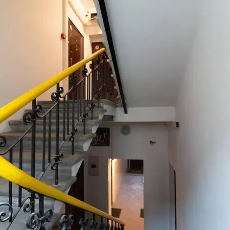 Hot Ernestines Iela 7-7 Enjoy The Feel Of And History!